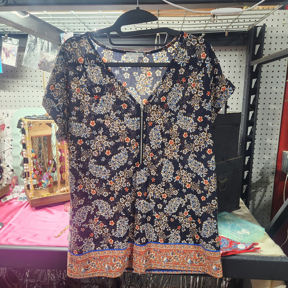 Navy Floral base Top Size Medium by Ava James in colors red, white, and … - Picture 1 of 8